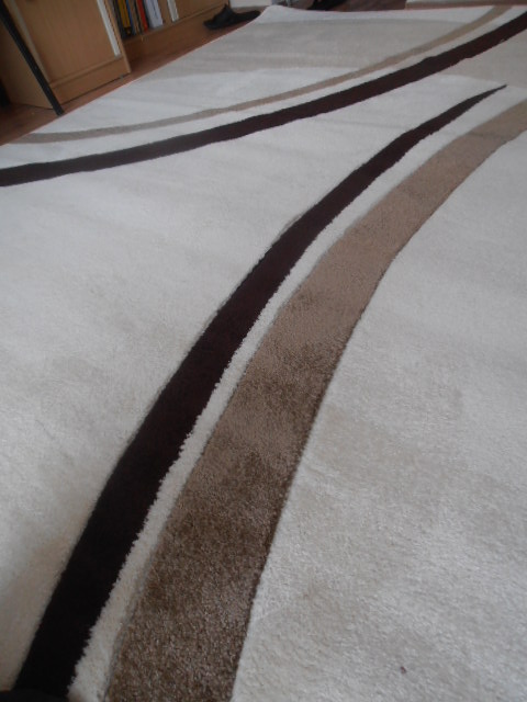 koberec vtláčaný s moderným vzorom 80 x 150 cm.
